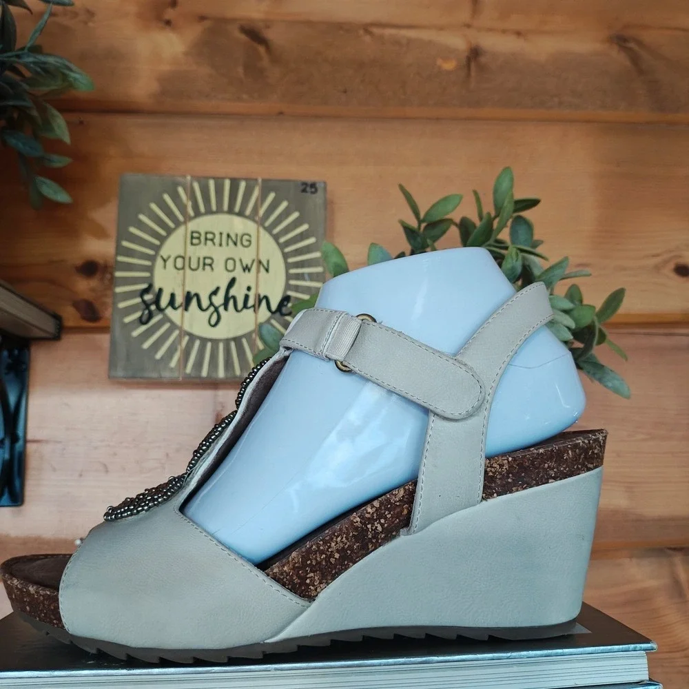 Natural Soul Tristin Sandals Ivory Faux Leather T-Strap Beaded Cork Wedges Sz 9M